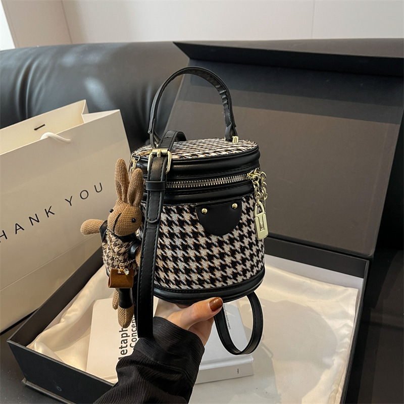 Cross-Border 2024 New Style Bucket Bag, Handbag with Little Rabbit Design, Large Capacity Shoulder and Crossbody Bag, Korean Version, Lightweight Plaid Pattern