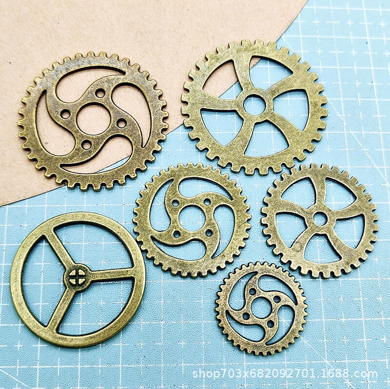 Vintage steampunk zinc alloy gear pendant, DIY jewelry accessory, mechanical hollowed-out pendant, handmade material Vintage steampunk zinc alloy gear pendant, DIY jewelry accessory, mechanical hollowed-out pendant, handmade material