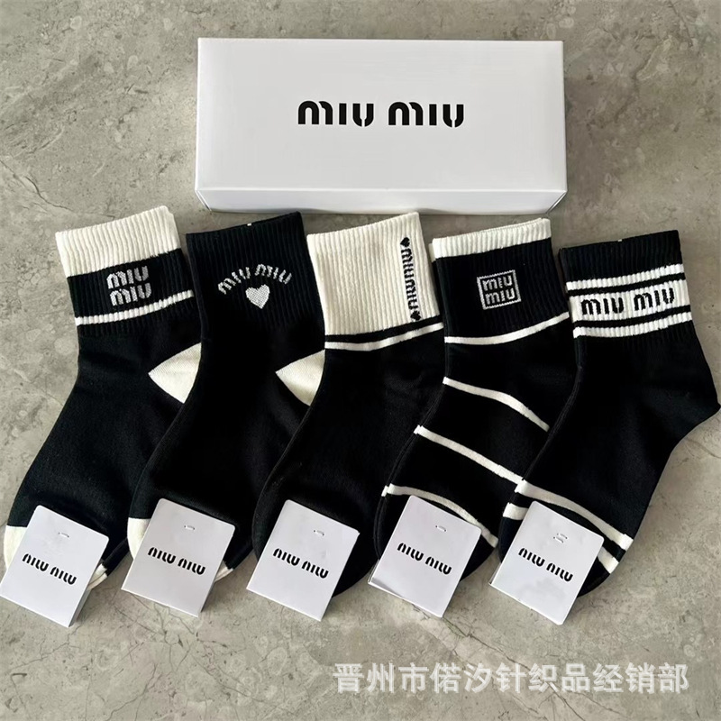 New Miumiu Socks Boxed 5 Pair Middle Tube Women's Socks Sweat Absorbing Breathable Four Seasons Trendy Brand Letter Cotton Socks New Miumiu Socks Boxed 5 Pair Middle Tube Women's Socks Sweat Absorbing Breathable Four Seasons Trendy Brand Letter Cotton Socks