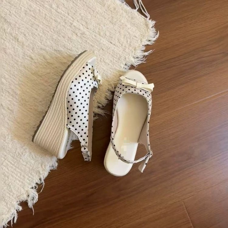 Zapatos de talón de pendiente explosivo para mujeres 2026 verano nuevo arco trasero vacío zapatos de boca de pez casuales con sandalias de dedos desnudos para mujeres