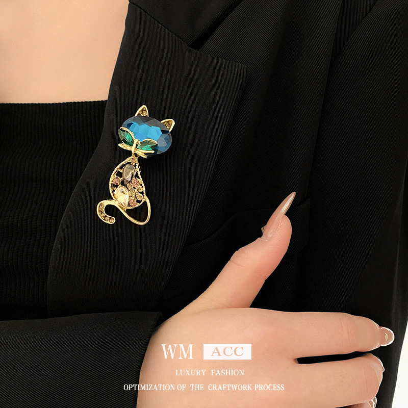 Corea del Sur diamante-incrustado hueco zorro broche elegante personalidad de la moda pin luz de lujo pendientes de alta calidad fábrica al por mayor