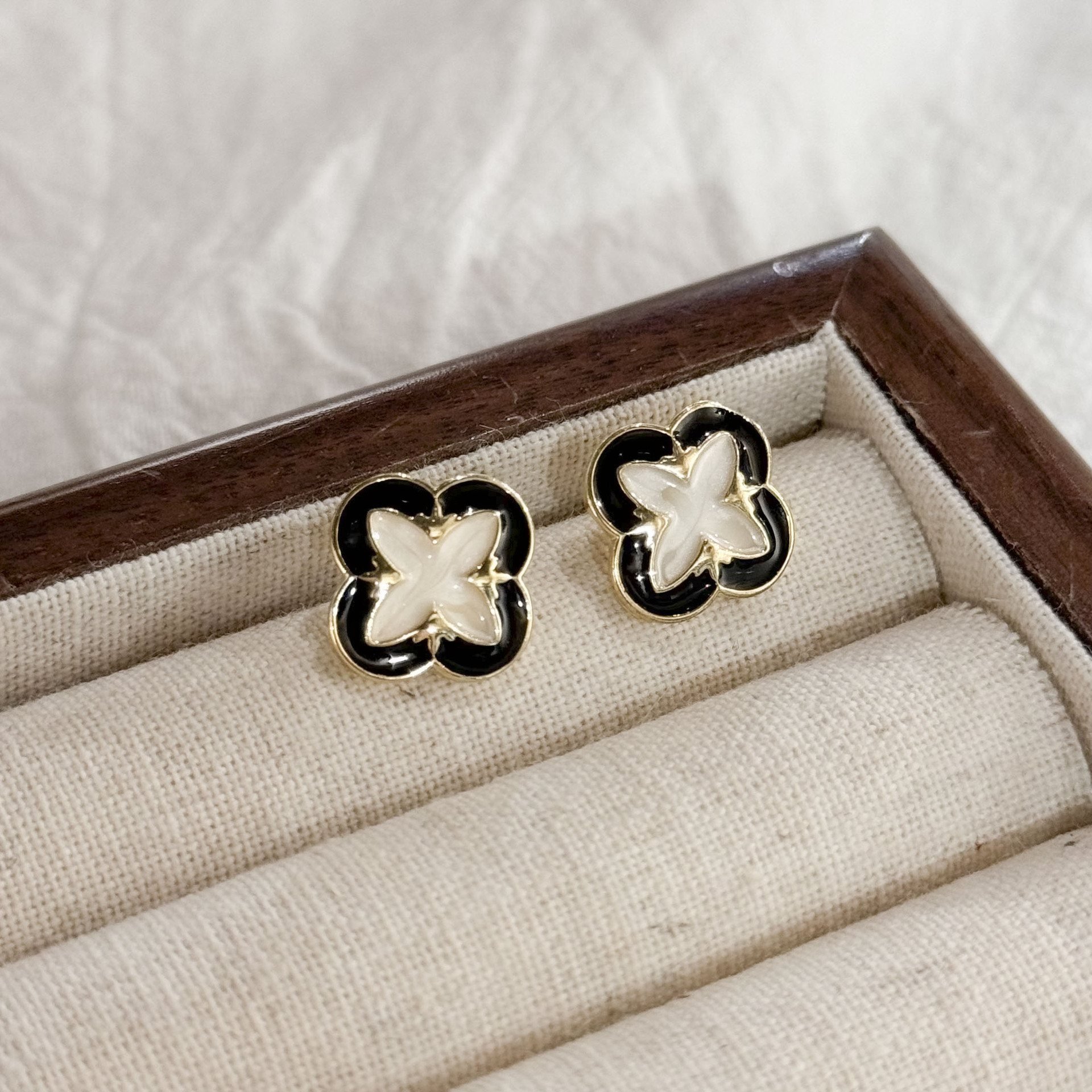 Aguja de plata de moda alta sensación de diamante de goteo de aceite pendientes nicho universal elegante pernos de orejas ligero lujoso temperamento simple orejas para mujeres