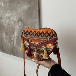 今年流行民族风爱心包包女2024新款质感斜挎包ins手工编织单肩包