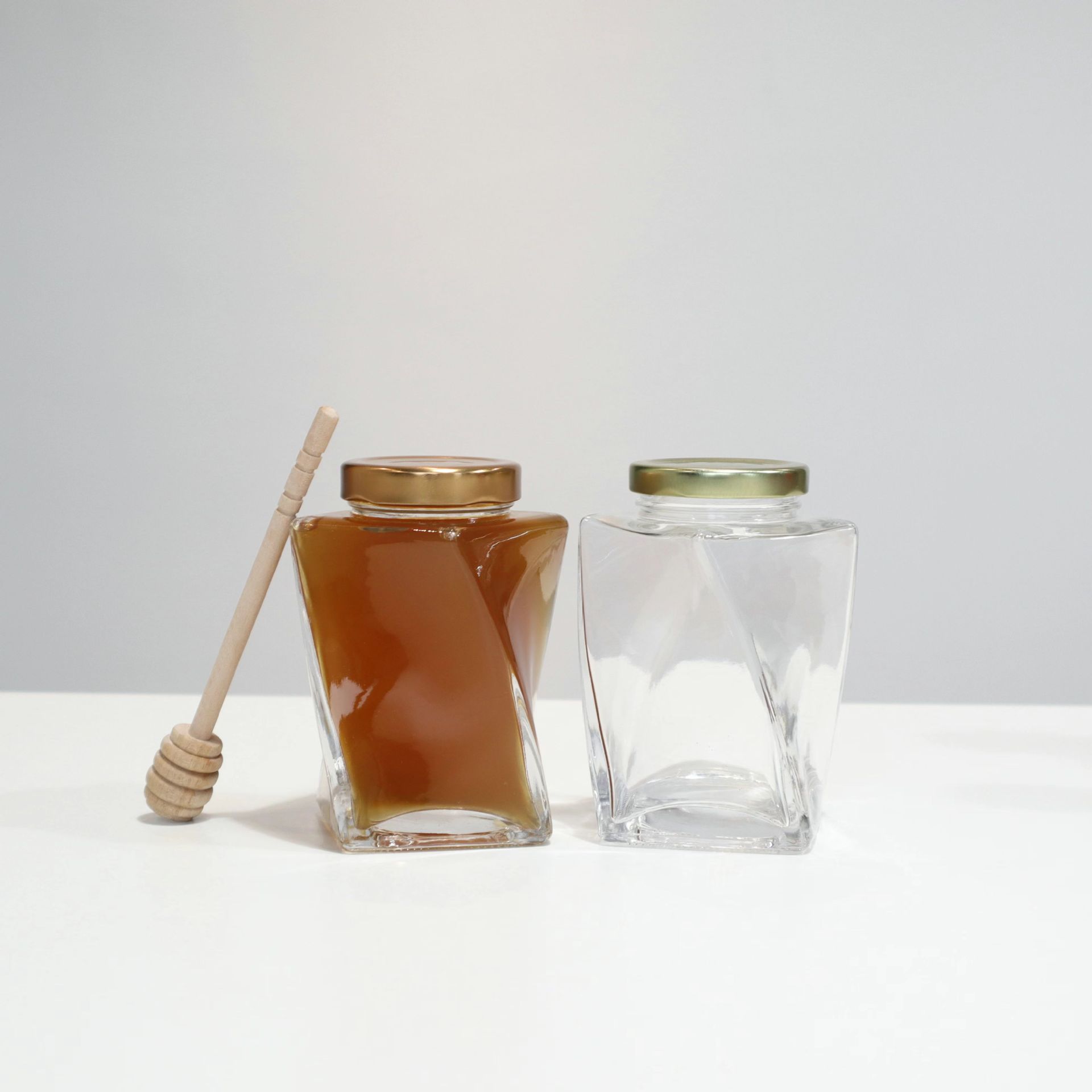 2022年厂家新款个性扭身玻璃瓶500g蜂蜜罐果酱密封罐储物罐咖啡罐