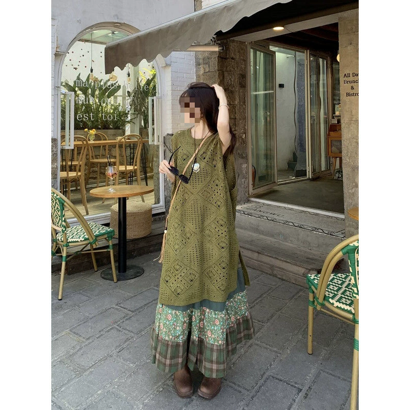 Летний костюм-двойка в ретро стиле 2025 года для женщин: трикотажное платье с вырезами и юбка А-силуэта с высокой талией