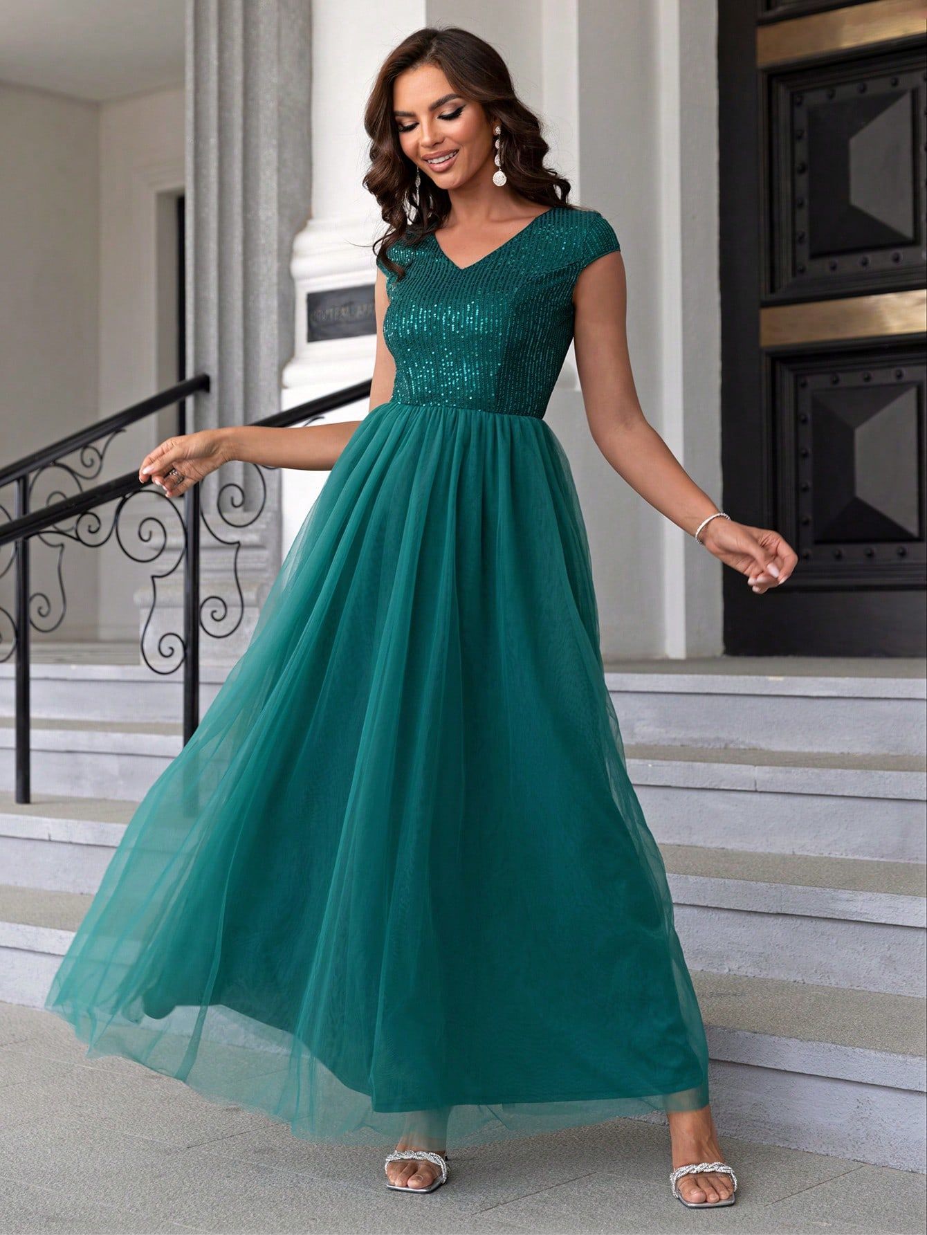 Vestido formal de mujer con malla y lentejuelas en colores contrastantes_voghion.com