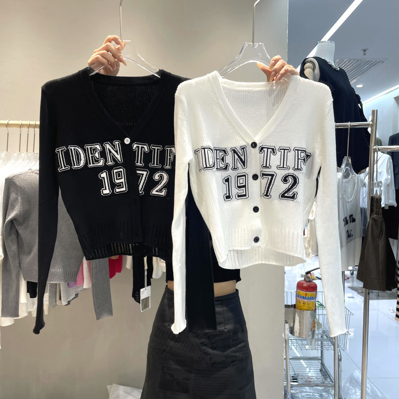 South Korea chic autumn and winter New Korean style versatile slim fit contrast color letter sweater V-neck long sleeve knitted cardigan outer wear South Korea chic autumn and winter New Korean style versatile slim fit contrast color letter sweater V-neck long sleeve knitted cardigan outer wear