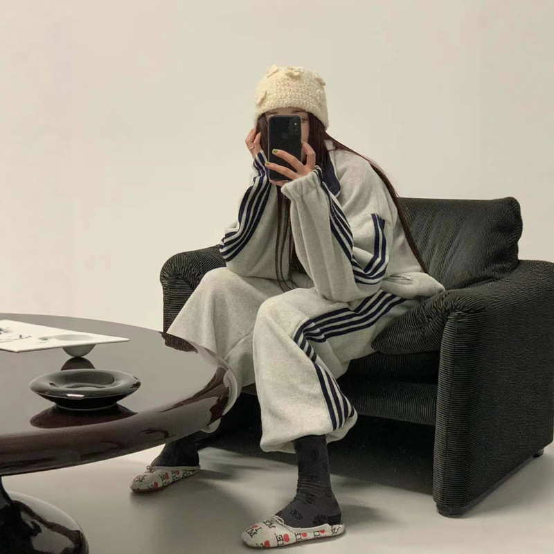Jiangnan Sister's Same Style 2025 Stand-Up Collar Lightweight Polar Fleece Sweatshirt Jacket Casual Pants Suit for Women Korea Dongdaemun Jiangnan Sister's Same Style 2025 Stand-Up Collar Lightweight Polar Fleece Sweatshirt Jacket Casual Pants Suit for Women Korea Dongdaemun
