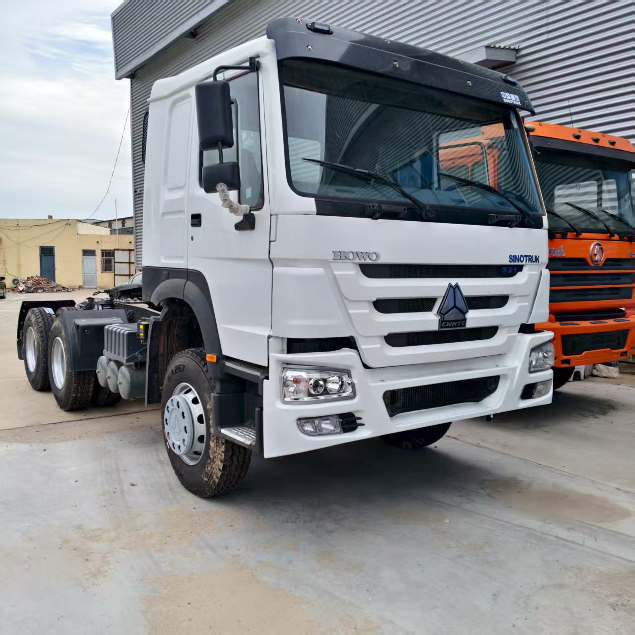 出口非洲豪沃双驱牵引车 371马力6x4半挂拖车头 集装箱运输车拖头