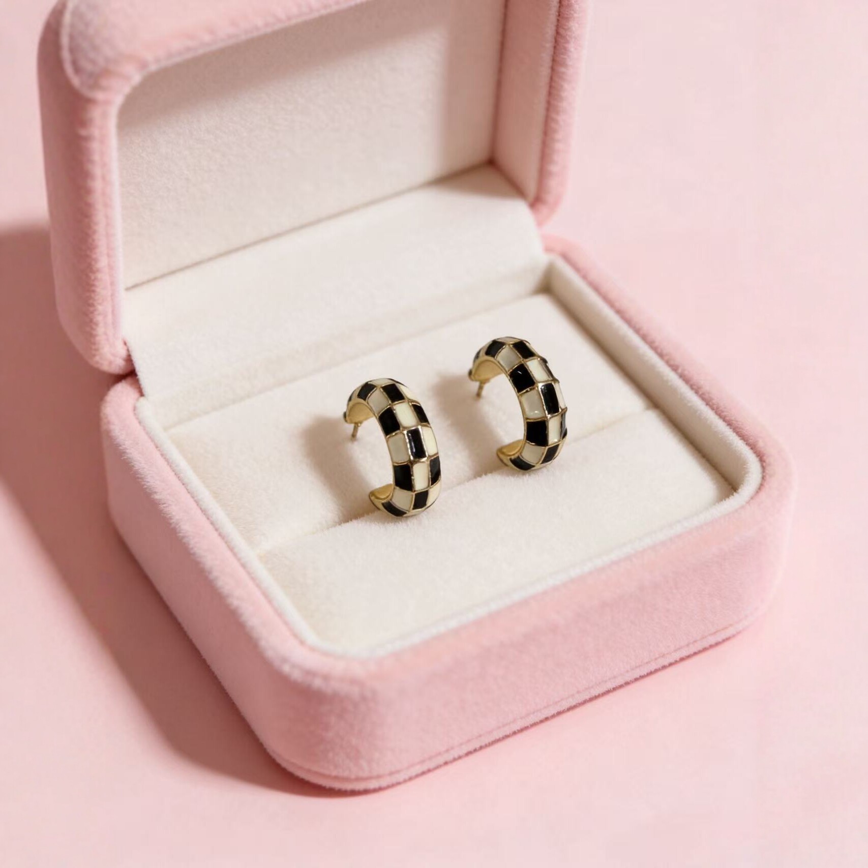 French-Style Checkerboard Earrings for Women, Light Luxury, High-End, Niche Design, Retro Metal Ear Clips, New Hot-Selling Model