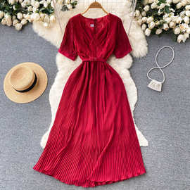 高级感气质V领连衣裙子夏季女装轻熟风收腰显瘦压褶短袖红色长裙