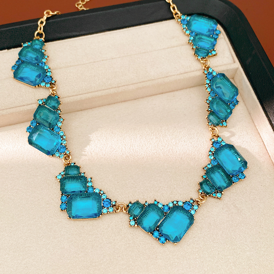 Collar cuadrado de color rosa con diamantes geométricos irregulares, lujo ligero, nicho, cadena de clavícula, conjunto de joyas de alta calidad.