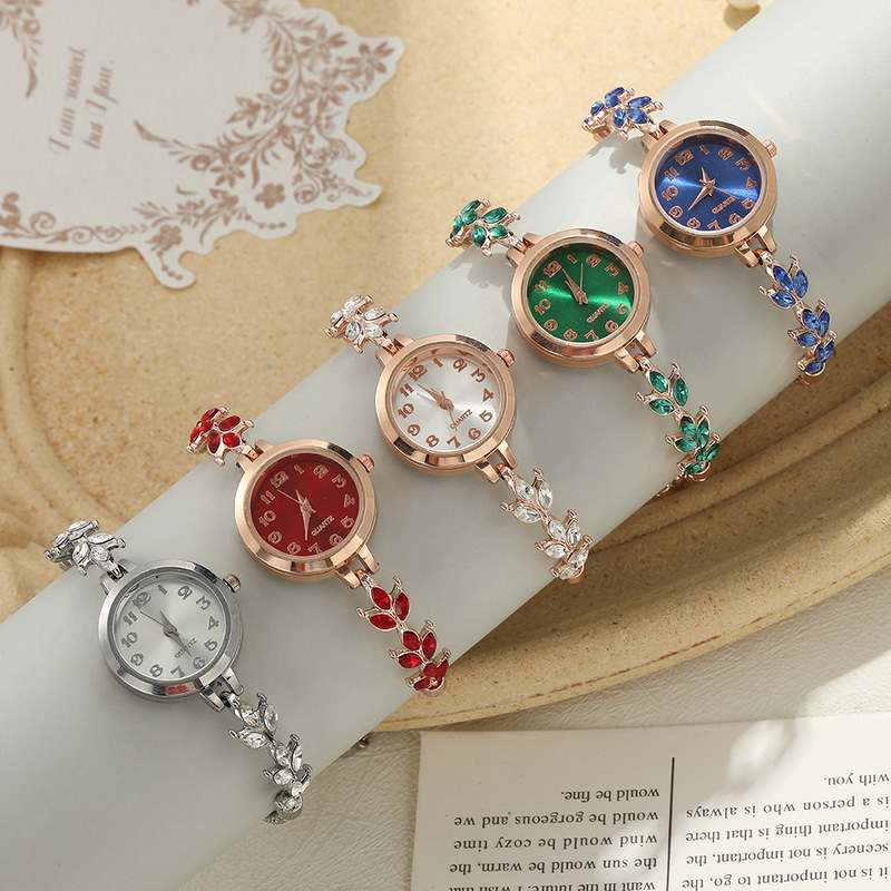 Korean-Style Ins-Inspired Clover Bracelet Watch, Fashionable and Elegant Women's Watch, Trendy and Simple Diamond-Encrusted Watch with Adjustable Bracelet for Women