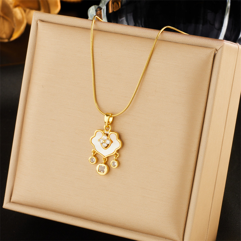 Elegant Flower Mother Pearl Shellfish Titanium Steel Wholesale Pendant Necklace display picture 1