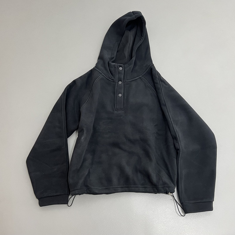 焼き鳥は保温がとてもいいです。厚いベルベットのリベットを着て、帽子のゆるい長袖のベルベットのカジュアルな上着を着ています