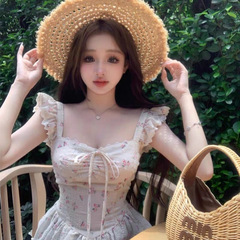 杏色の花のチェーンは小さい飛袖の方襟のシャツの女性の夏のフランス式の甘い大衆の修身の短いタイプの絶美の上着を持ちます。