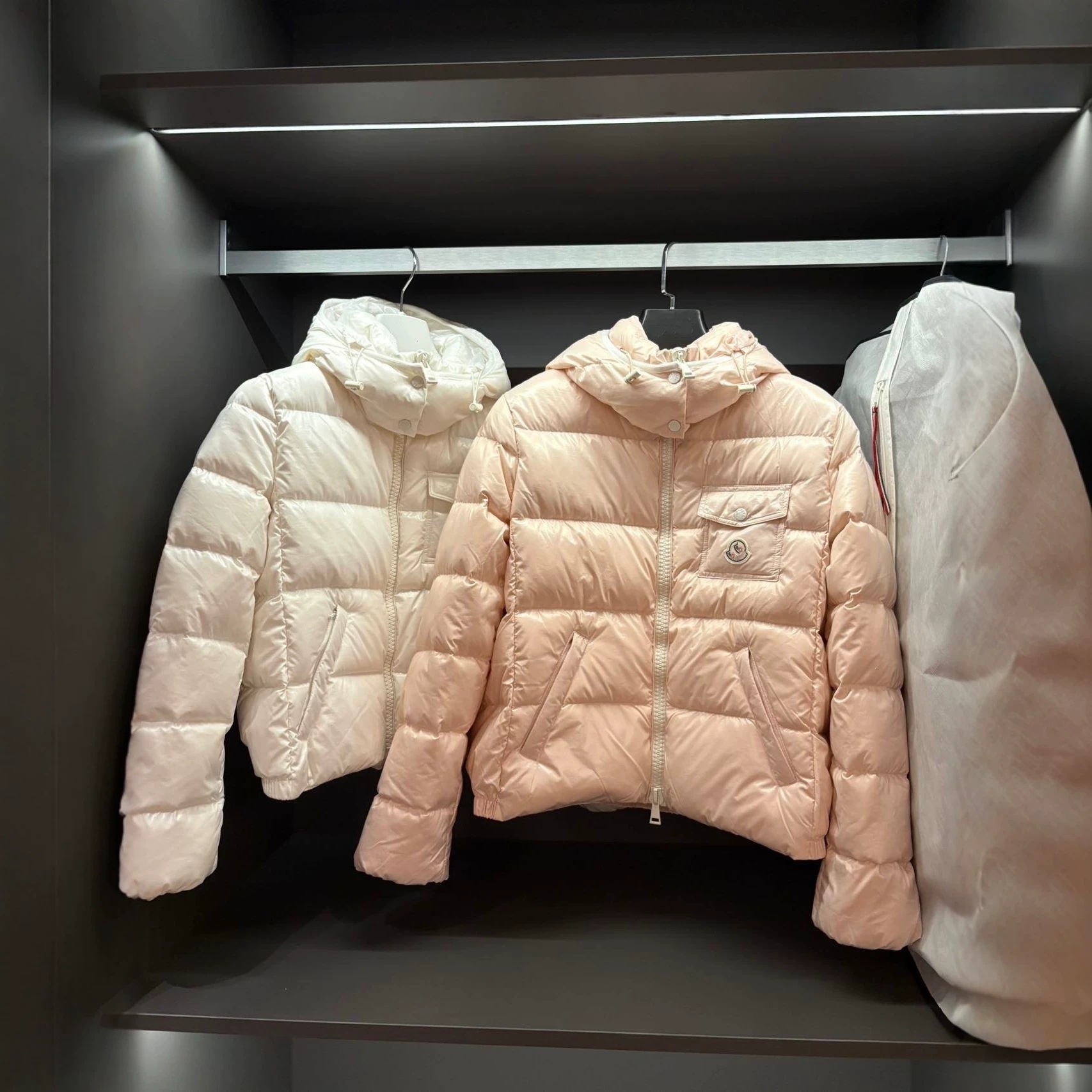 新品M蒙家26ss齐标外贸经典标认刺绣连帽休闲保暖羽绒服女士外套