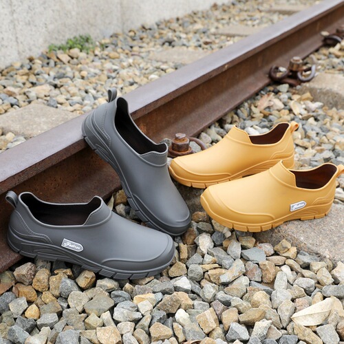 British-style rain boots for men—adult outdoor waterproof and non-slip water shoes, short-tube rain boots, wear-resistant rubber boots for kitchens, car washing, and food delivery.