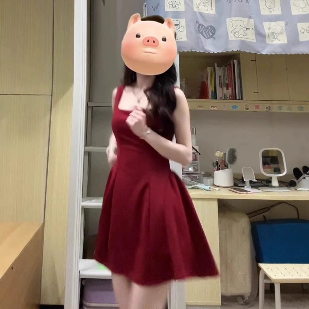 Красное платье с U-образным вырезом, женское 2025 новое французское нишу высокого чувства, маятниковая юбка