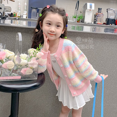 ガールズニットカーディガン秋の秋の服の新型の子供の赤ちゃんの洋気春と秋のセーターの上着のコート