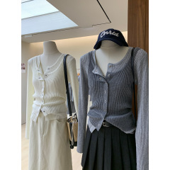 韓国版の丸首は色にぶつかって偽の2つのニットの服をつなぎ合わせます。