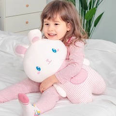 純綿のニンジンのウサギは枕を抱いてぬいぐるみの子供をかむことができます。