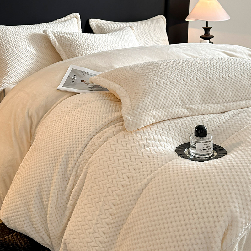 Alta calidad simple tallado leche de cama de seda de cuatro piezas de invierno coral cubierta de edredón de brida sábanas de seda de tres piezas
