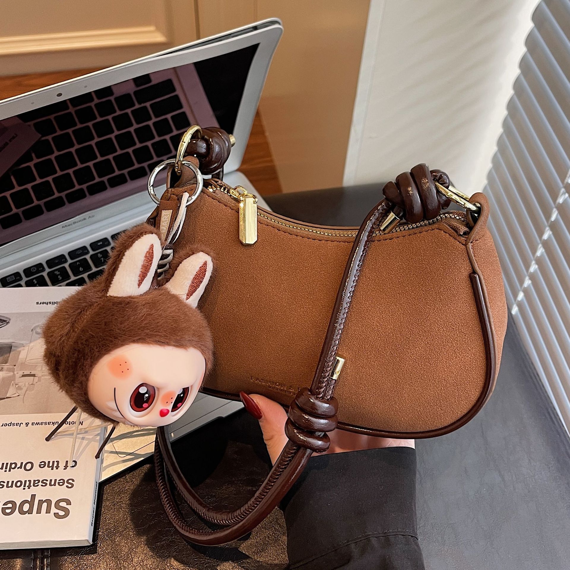 Bolsa de cuero de seda retro, bolsa de media luna, mujer 2025, nuevo estilo de lujo ligero de alto nivel, bolsa de cuero de hombro inclinada.