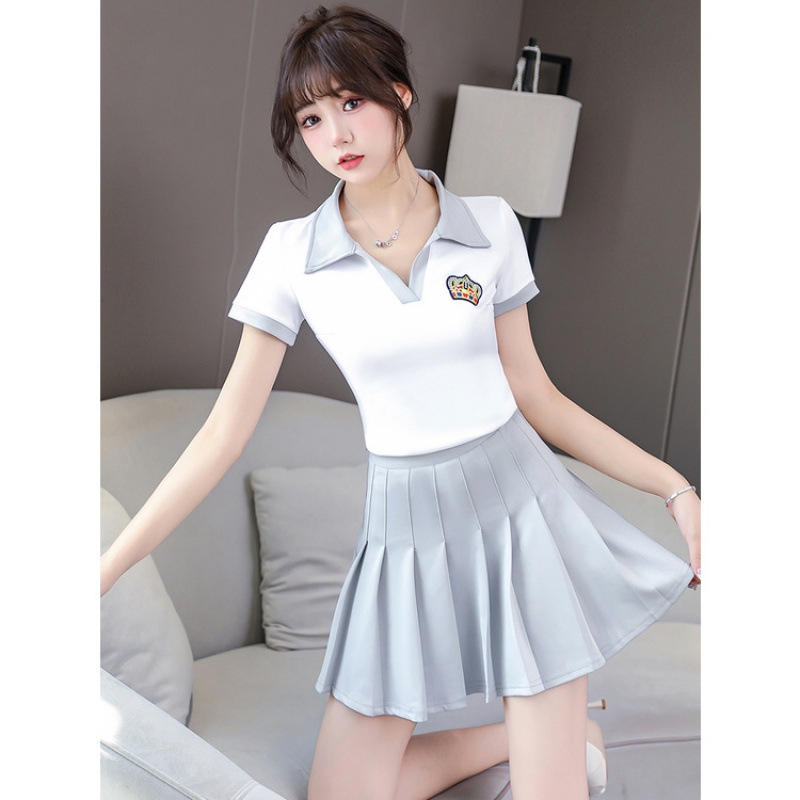 흰색 상의 + 회색 스커트