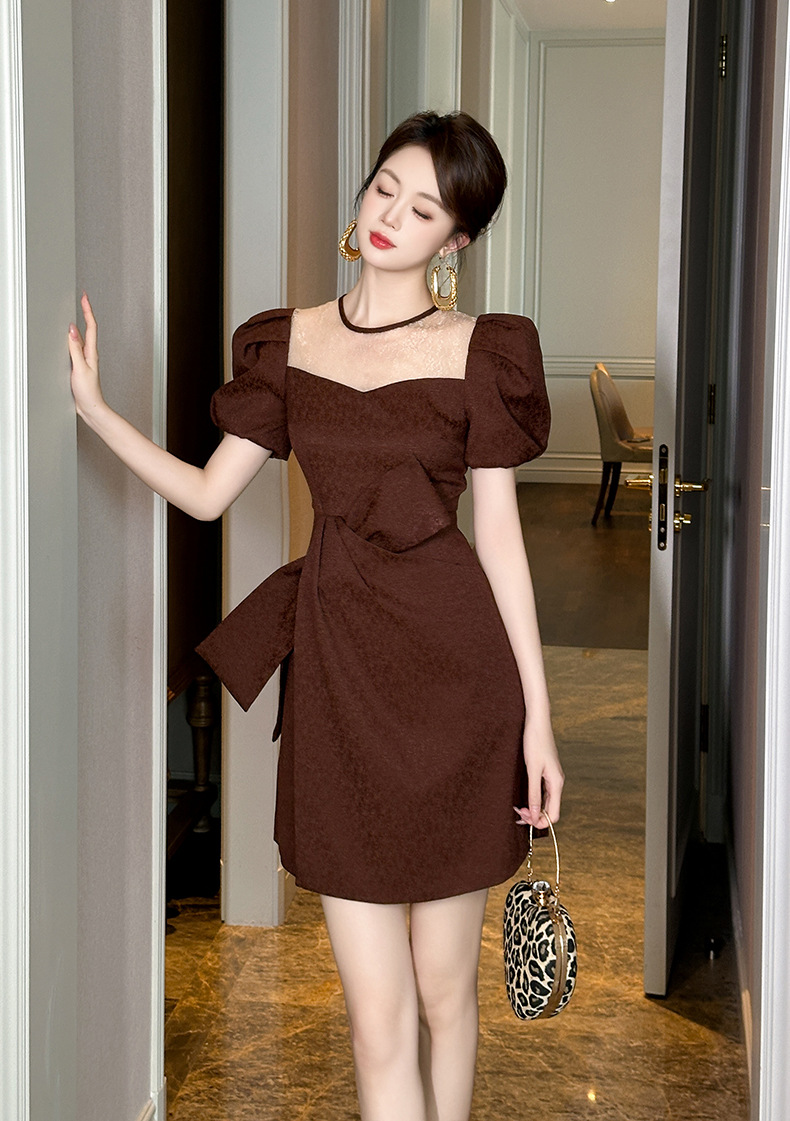Đầm nữ kiểu Pháp cổ tròn tay phồng thắt nơ eo viền bèo — Màu Hạt Dẻ xào đường chi tiết 3