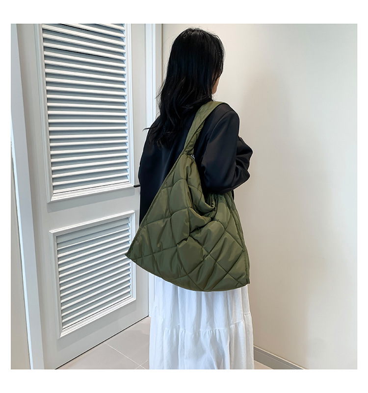 Women's Large Pu Leather Solid Color Lingge Streetwear Square Zipper Shoulder Bag display picture 5