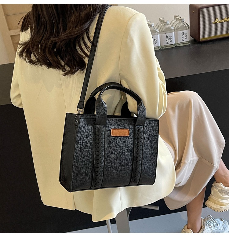 Women's Large Pu Leather Solid Color Streetwear Zipper Tote Bag display picture 8