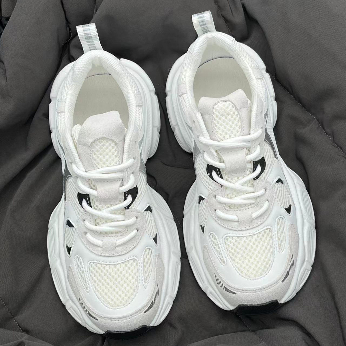Zapatos de papá para mujeres verano y otoño de 2025 nuevo estilo versátil malla transpirable de moda en zapatos casuales de suela gruesa para mujeres