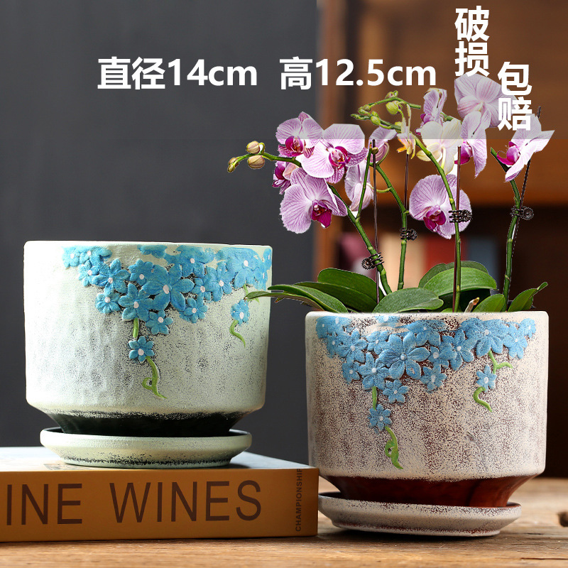 トレイに紫の花がいっぱいの 2 つの手描きの部屋 / ビッグセラミック