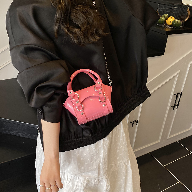 Bolsa de hombro de tendencia coreana para nichos de nicho punk europeo y americano bolsas de mano de cuero lacado de color sólido bolsas de cadena mini para niños