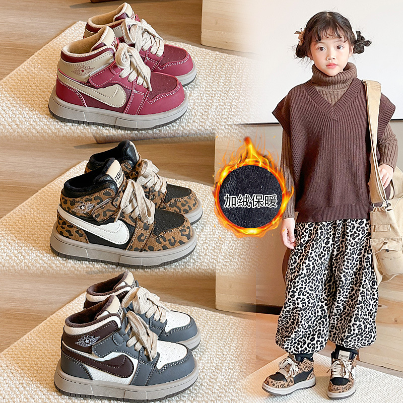 Fashionable warm children's sneakers