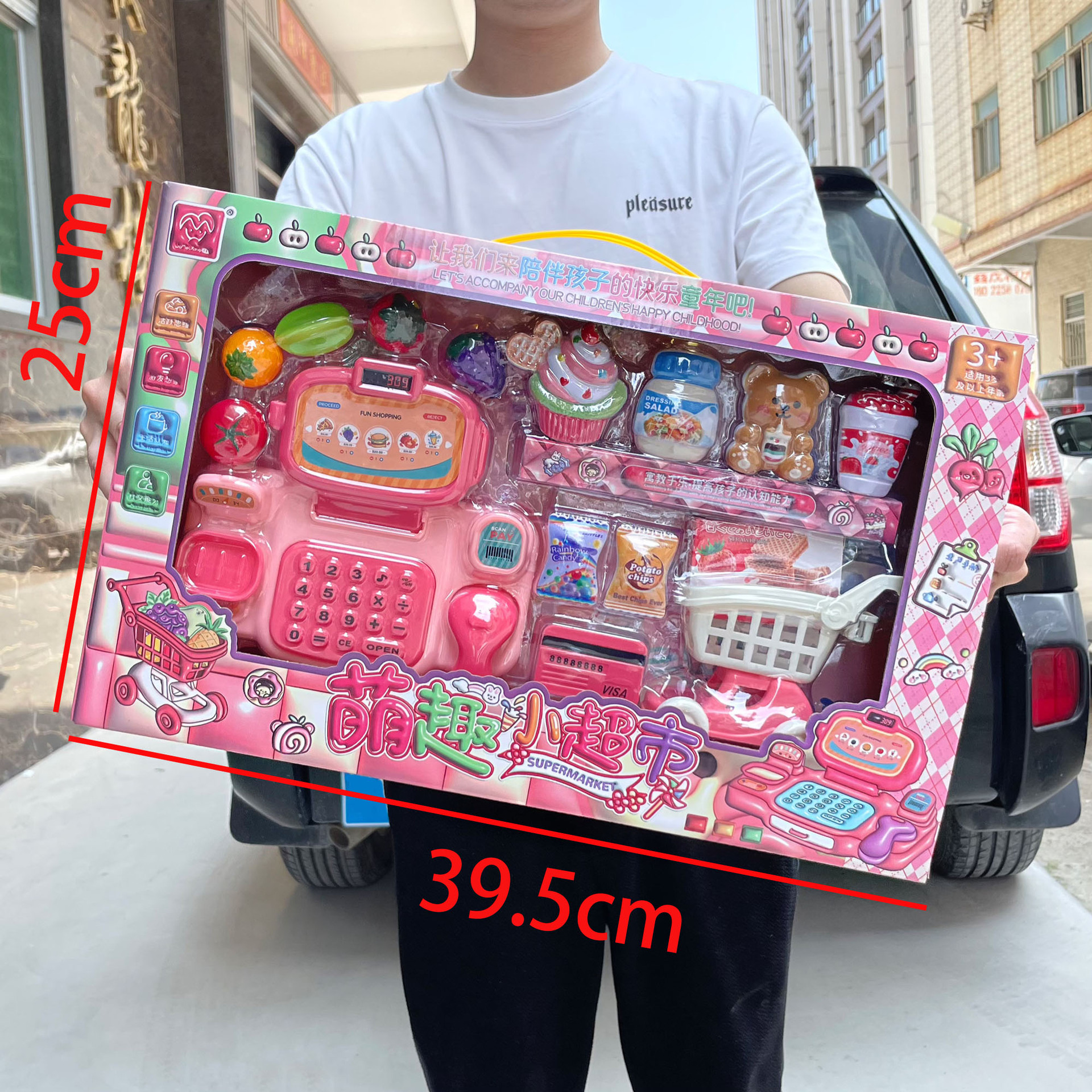子供のままごとは楽しくて、ミニの食事をします。