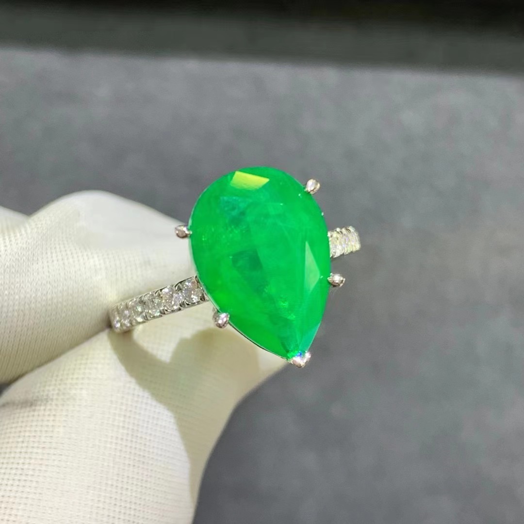 Anillo femenino de corte esmeralda en forma de gota de 6 quilates plateado anillo femenino Esmeralda sintética con incrustaciones de platino grueso de cinco capas