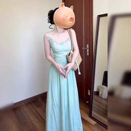 海边度假绿色露背吊带连衣裙子女夏季新款小个子法式收腰长裙