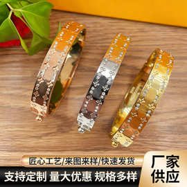 新款罗马字母钛钢卡扣带钻手镯时尚百搭个性潮流轻奢高级感手饰