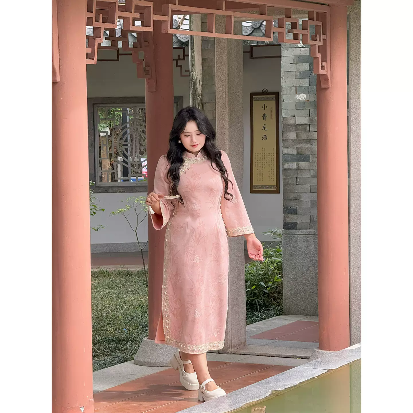 51991粉色新中式改良裙2025秋冬季新款温柔高级珠链蕾丝大码旗袍