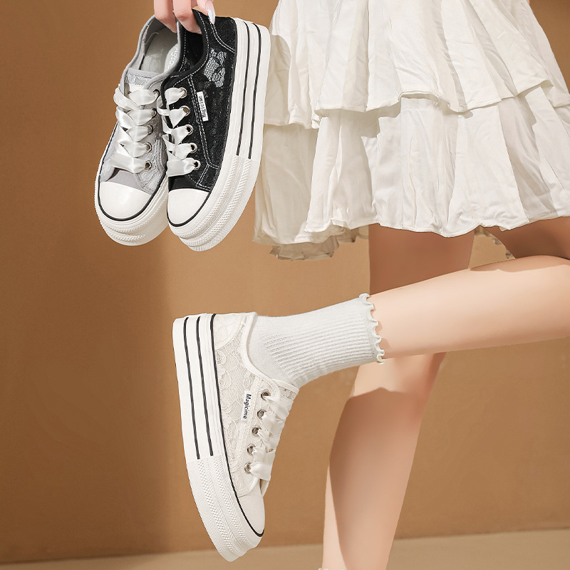 Zapatos de lona de malla de encaje de Augu Shi Deng mujeres verano 2024 nuevos zapatos blancos con suela gruesa zapatos de skate casuales