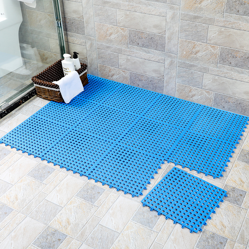 浴室の滑り止めマットをつなぎ合わせてトイレのマットを作ります。|undefined