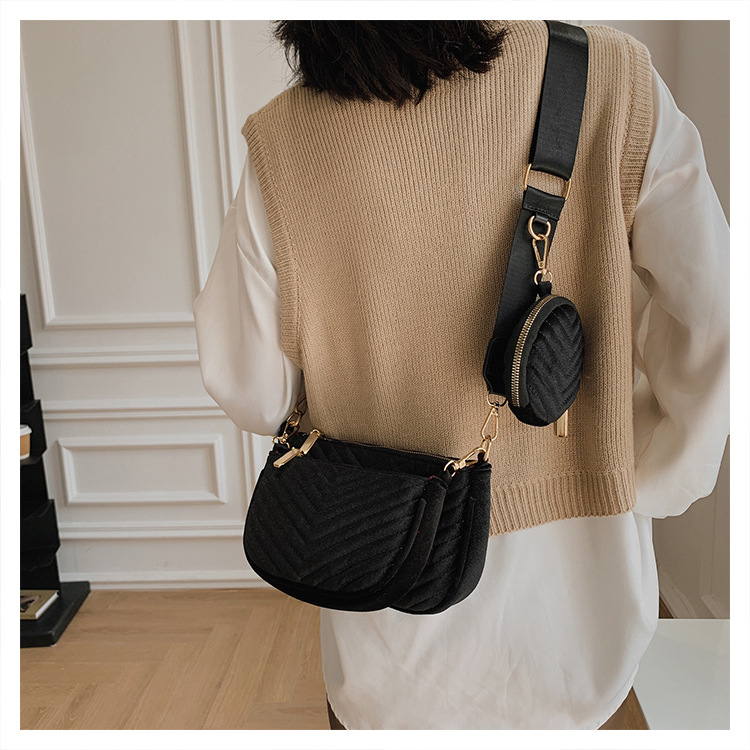 2021 New Autumn And Winter Gold Velvet One-shoulder Wide Shoulder Strap Bag Fashion Casual Messenger Small Bag display picture 14