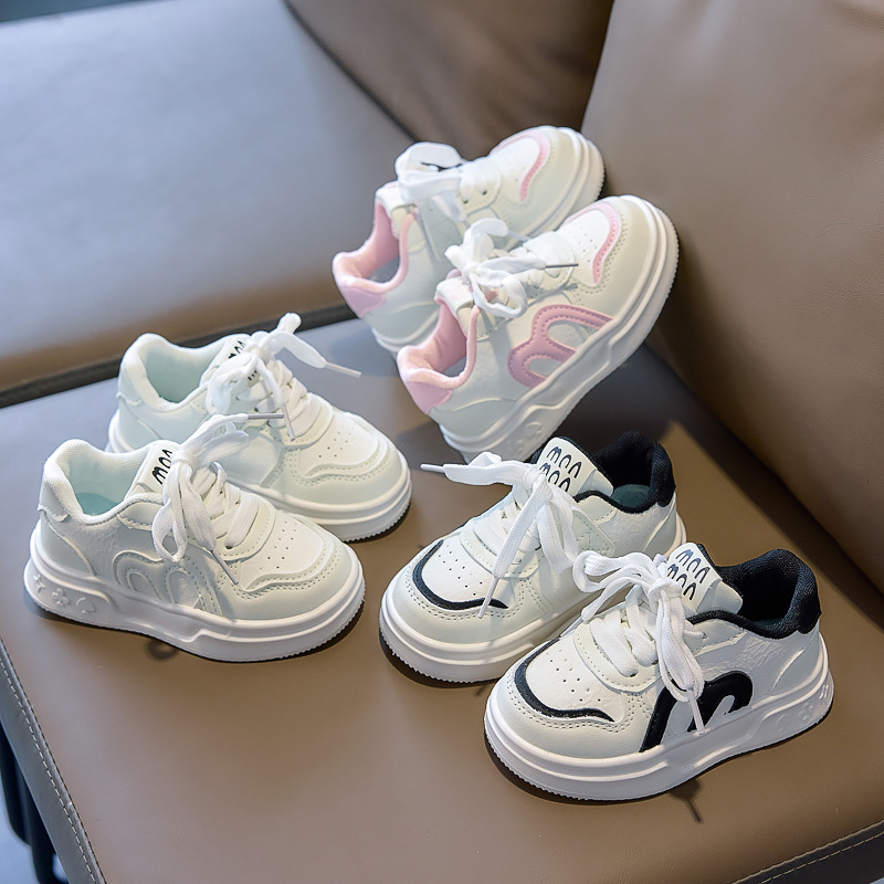 2026 primavera nuevos zapatos de skate para niños pequeños zapatos deportivos para niños pequeños Velcro casuales transfronterizos zapatos blancos suaves