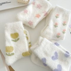 ぬいぐるみの靴下は糞を踏んで感じます。女性は冬にかわいいです。暖かいサンゴの毛を厚くして家の床のミンクの毛の中筒の靴下です。