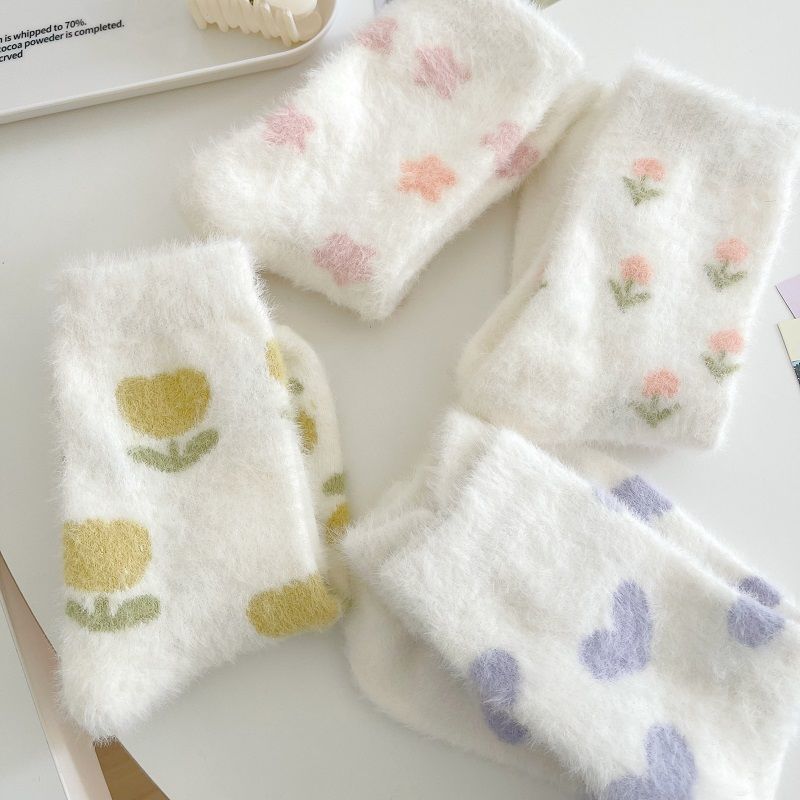 Plush socks with a soft feel for women, cute and thick for winter, warm coral fleece home floor socks, mink fleece mid-calf socks