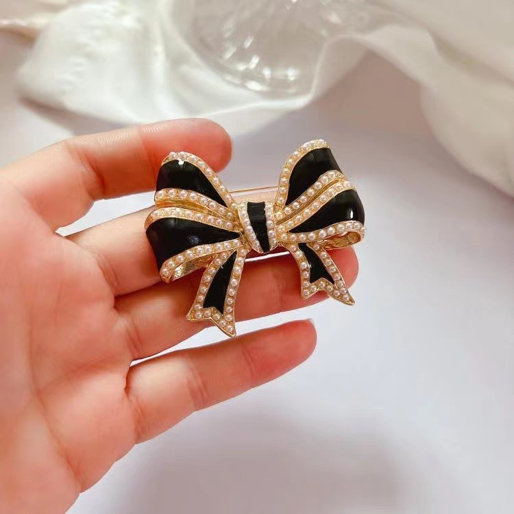 Retro Palace French Bow Brooch for Women, Fashionable Small Fragrance Enamel Corsage Brooch, Wholesale in Stock