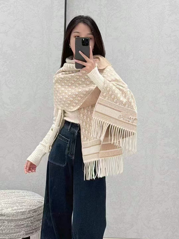 秋冬の新型D字のマフラーの女性はカシミヤのマフラーのフリンジの両面のマントをまねて保温して首を囲みます。