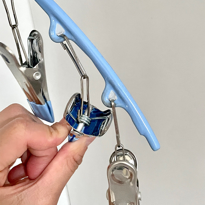 ステンレスのアーチ型の靴下の神器を干します。|undefined